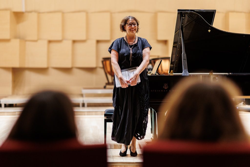 Adriana Toacsen în timpul unui recital de pian.