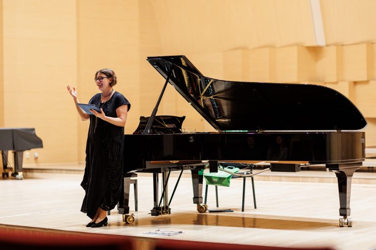 Adriana Toacsen interpretând la pian în cadrul "Un elefant la oraș 2024".