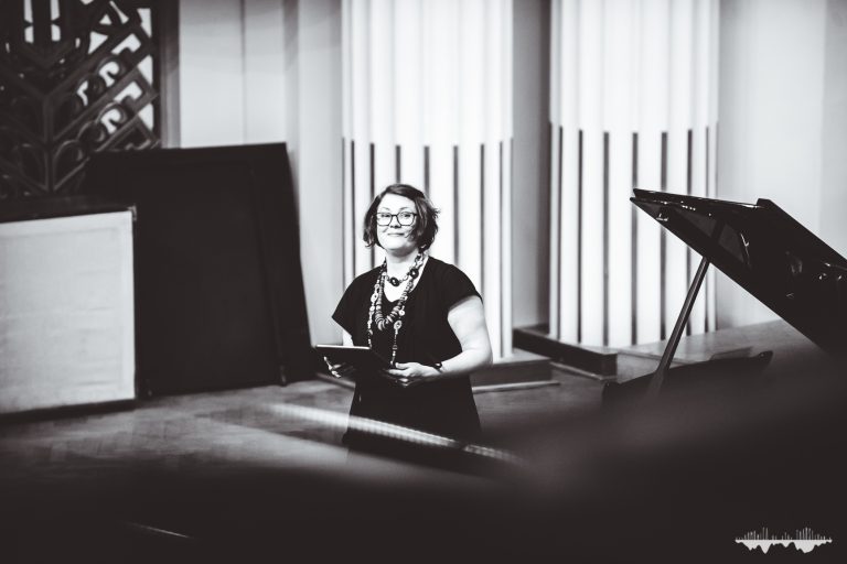 Pianist interpretând în cadrul proiectului "Un elefant la oraș 2024".