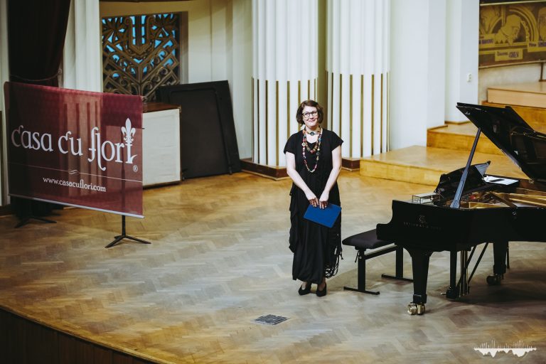 Adriana Toacsen interpretând la pian pe scena "Un elefant la oraș 2024".