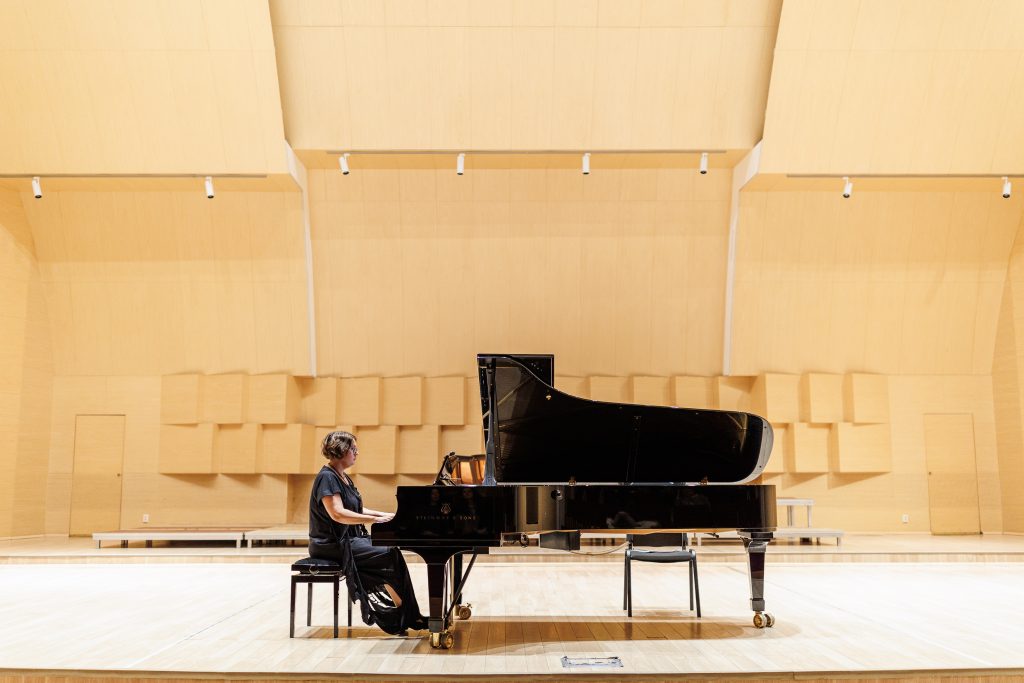 Adriana Toacsen interpretand la pian in cadrul evenimentului Un Elefant la Oras 2024