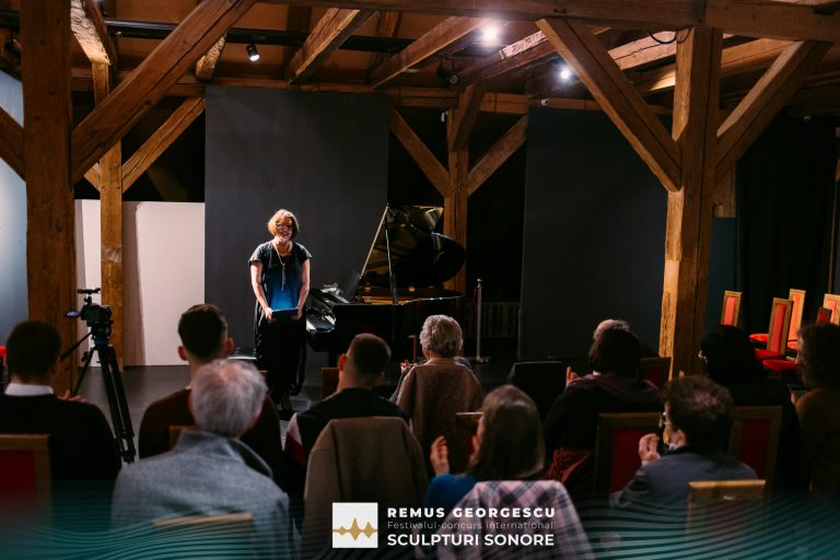 Artiști și organizatori la evenimentul cultural Encore 2023.