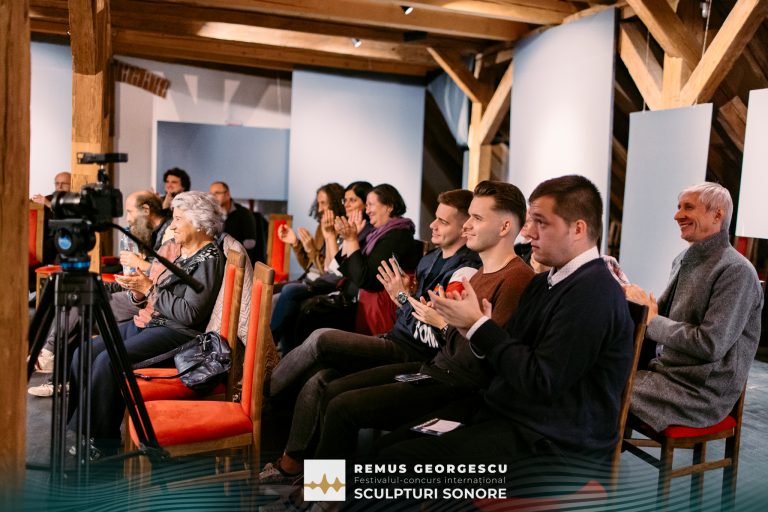 Public entuziasmat la evenimentul Encore 2023.