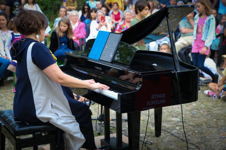 Adriana Toacsen, interpretând o piesă de pian în cadrul Piano Express 2023.