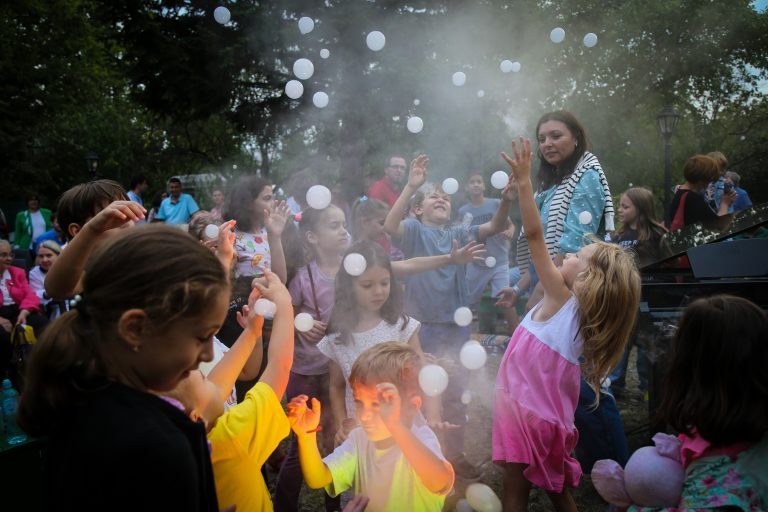 Adriana Toacsen la pian în cadrul proiectului cultural Piano Express 2023.