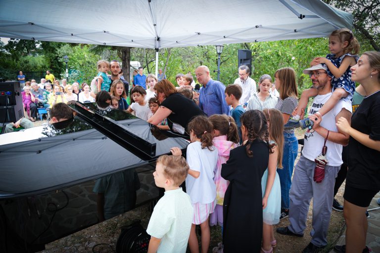 Muzicieni și spectatori la Piano Express Locuri ale memoriei 2024.