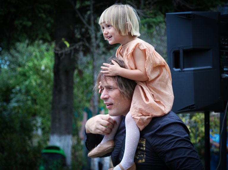 Scenă artistică din cadrul Piano Express Locuri ale memoriei 2024.