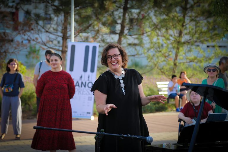 Adriana Toacsen interpretând o piesă clasică la Piano Express 2023.