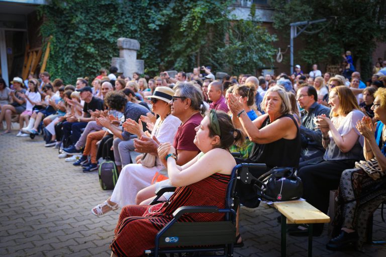 Pianist la evenimentul Piano Express Locuri ale memoriei 2024.