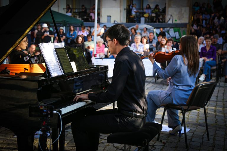 Artiști în timpul unui concert din cadrul Piano Express Locuri ale memoriei 2024.