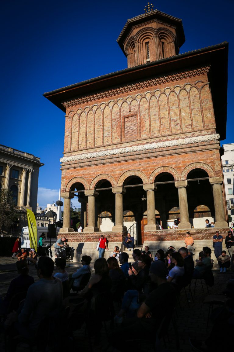 Pianist pe scenă la Piano Express Locuri ale memoriei 2024.