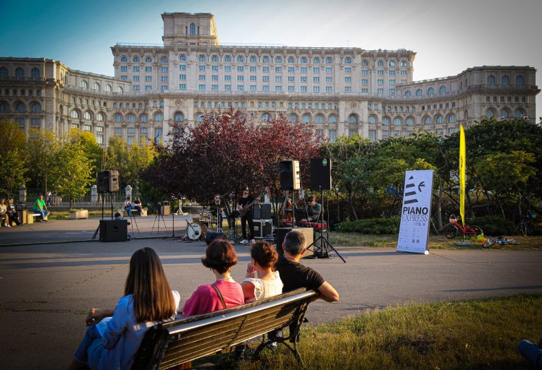 Scenă artistică din cadrul Piano Express Locuri ale memoriei 2024.