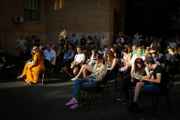 Adriana Toacsen interpretând la pian în cadrul proiectului cultural Piano Express 2023.