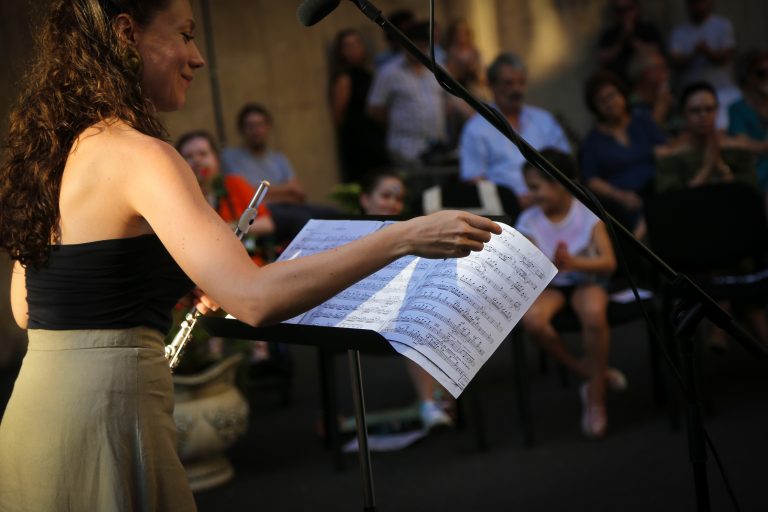 Adriana Toacsen în timpul unei interpretări live la Piano Express 2023, un proiect cultural dedicat muzicii clasice.