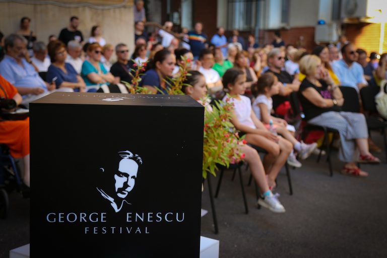 Adriana Toacsen cântând la pian în cadrul unui eveniment cultural din proiectul Piano Express 2023.