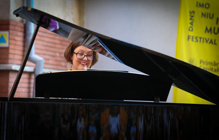 Adriana Toacsen în timpul unui recital de pian la Piano Express 2023.