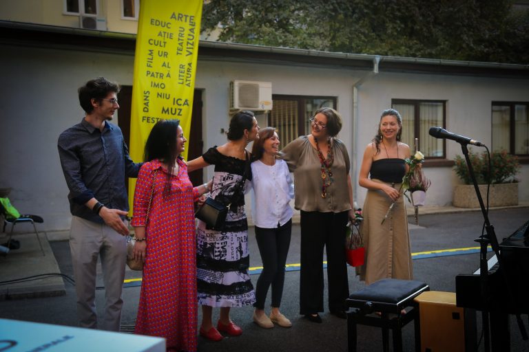 Adriana Toacsen interpretând la pian în cadrul proiectului cultural Piano Express 2023.