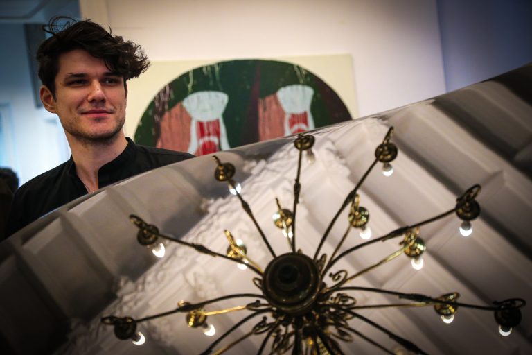 Pianist interpretând la Piano Express Locuri ale memoriei 2024